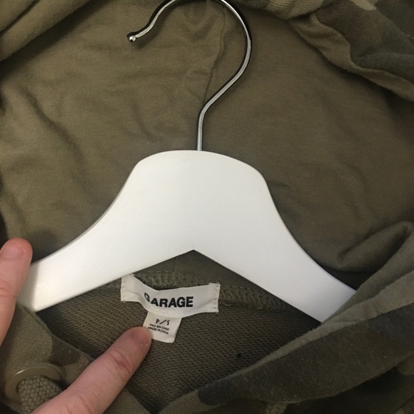 Camo Hoddie Crop Top - Picture 3 of 3